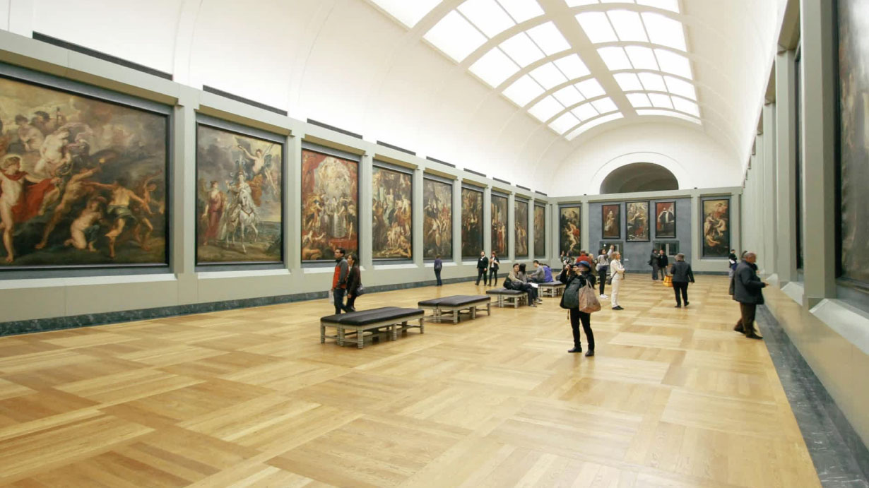 Visitantes recorren una sala del museo frente a una obra icónica del arte clásico