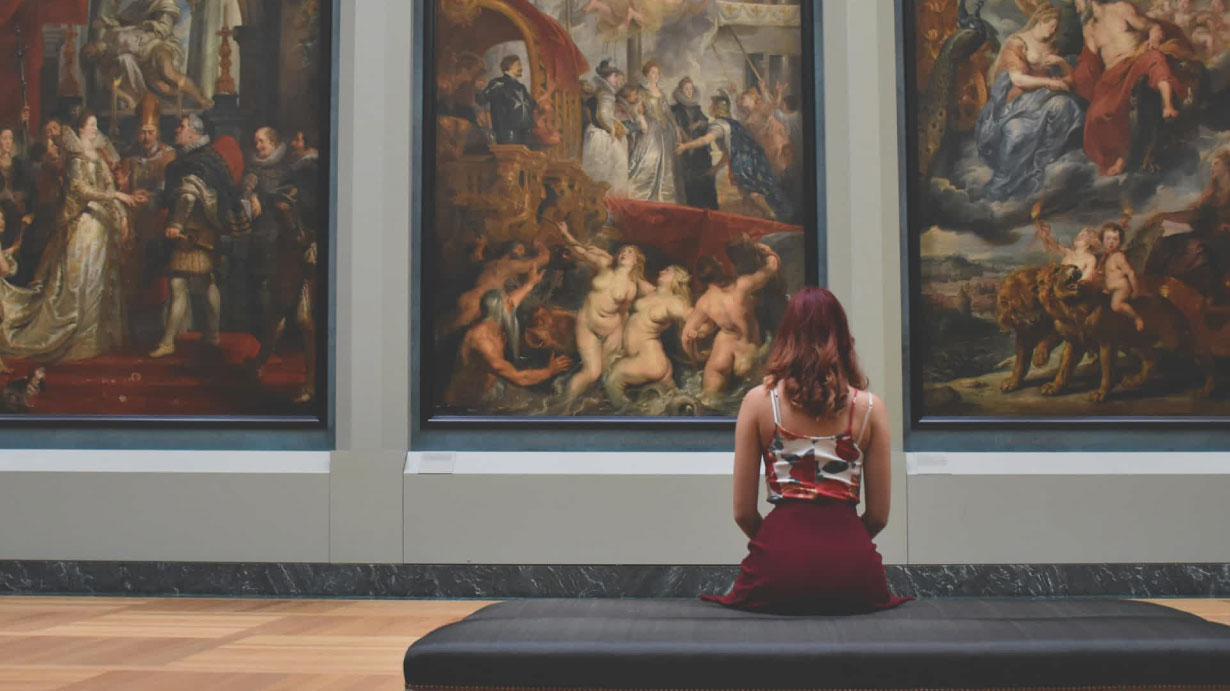 Experiencia museística con visitantes contemplando una obra emblemática